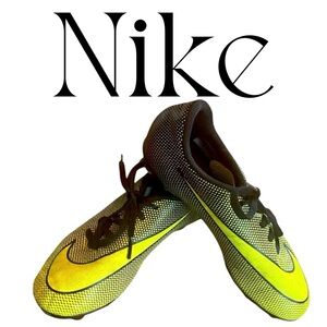 2.5Y Nike cleats
